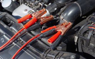 Lege auto accu opladen met startkabels - auto-blogs.nl